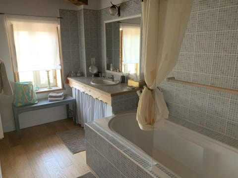 Family Suite (Le Parc) | Bathroom | Free toiletries, hair dryer, bathrobes, slippers