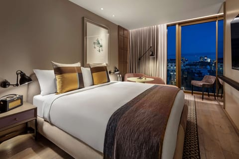 Deluxe King City View Room | Egyptian cotton sheets, premium bedding, minibar, in-room safe