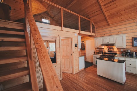 Bear Cabin with Hot tub | Private kitchen | Full-size fridge, microwave, oven, coffee/tea maker