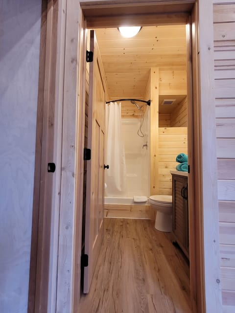 Muskrat Cabin | Bathroom | Shower, rainfall showerhead, free toiletries, hair dryer