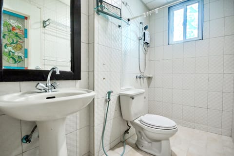 Family Room, Multiple Beds | Bathroom | Shower, towels