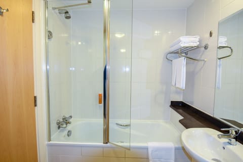 Combined shower/tub, hair dryer, bidet, towels