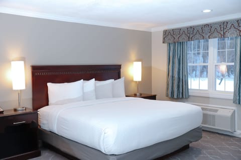 Comfort Room, 1 King Bed | Premium bedding, iron/ironing board, free WiFi, bed sheets