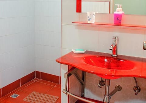 Classic Triple Room | Bathroom | Shower, rainfall showerhead, free toiletries, hair dryer