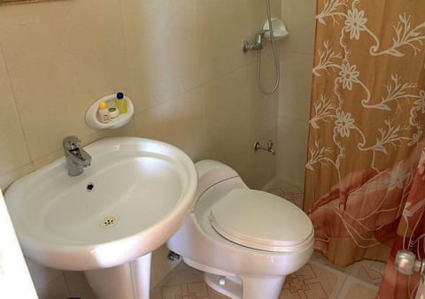 Comfort Quadruple Room | Bathroom sink