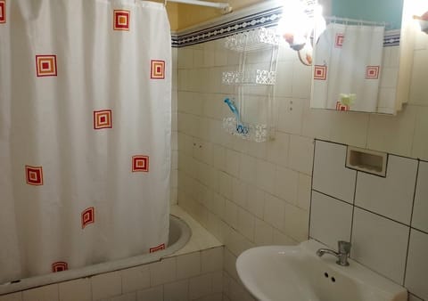 Elite Double Room | Bathroom | Shower, rainfall showerhead, free toiletries, hair dryer