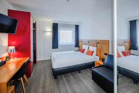 Comfort Triple Room | In-room safe, desk, free WiFi, bed sheets