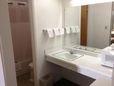 Combined shower/tub, free toiletries, hair dryer, towels