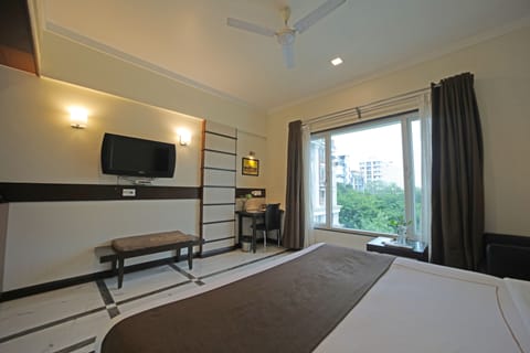 Comfort Double Room, 1 Double Bed | Living area | 32-inch flat-screen TV with satellite channels, TV