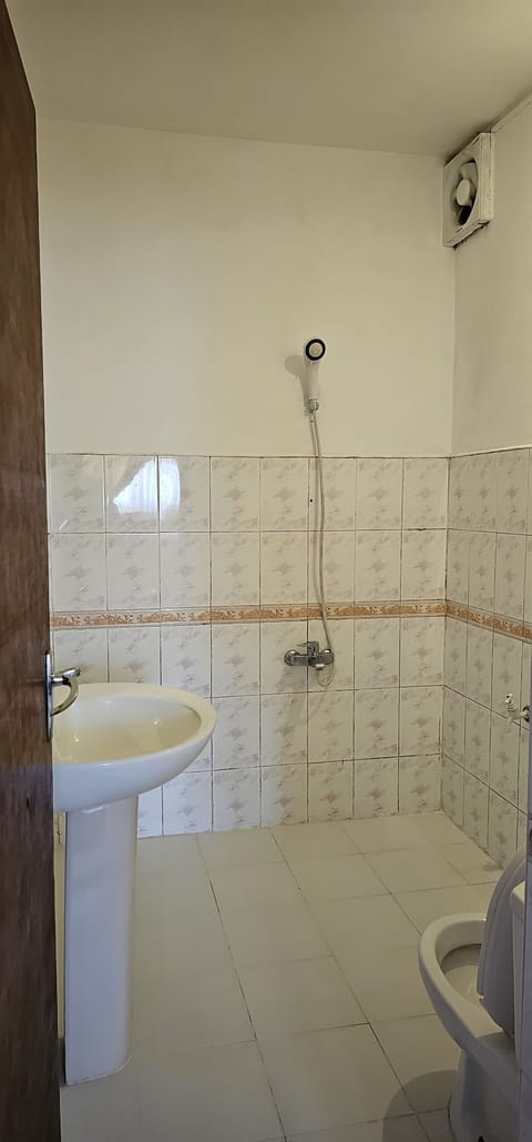 Economy Quadruple Room, 1 Bedroom | Bathroom | Shower, towels