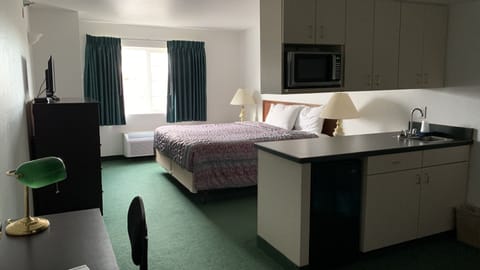 Standard Room, 1 King Bed | Iron/ironing board, cribs/infant beds, free WiFi, bed sheets