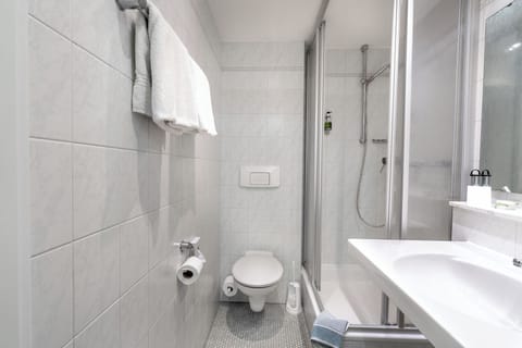 Standard Single Room | Bathroom | Shower, hair dryer, towels
