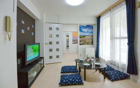 Family Apartment (702) | Living area | Flat-screen TV