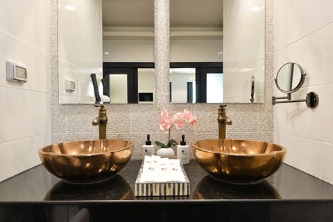 Pranakorn Suite | Bathroom | Shower, designer toiletries, hair dryer, bathrobes