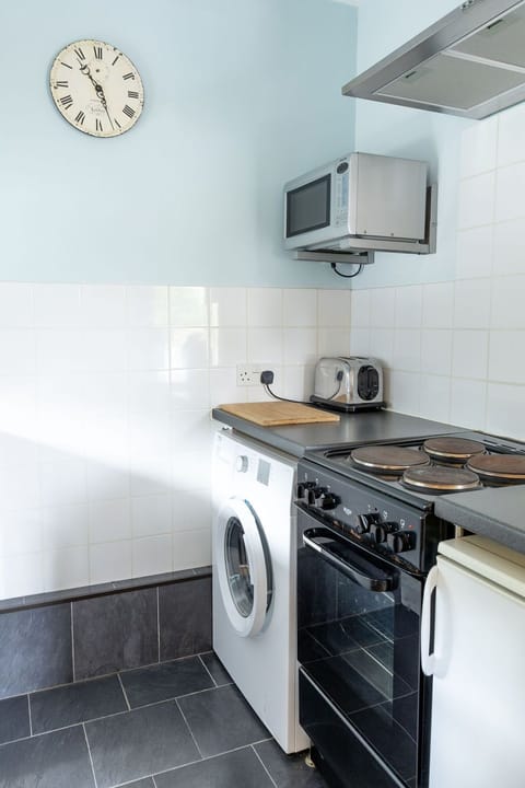 Cottage, Ensuite, Garden Area (The Stable - 1 Bedroom) | Private kitchen | Highchair