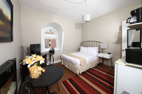 Sir Charles Tupper Suite 8 | 1 bedroom, Egyptian cotton sheets, premium bedding, pillowtop beds
