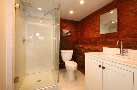Standard Studio Suite, 2 Bedrooms, Fireplace | Bathroom | Shower, hydromassage showerhead, free toiletries, hair dryer
