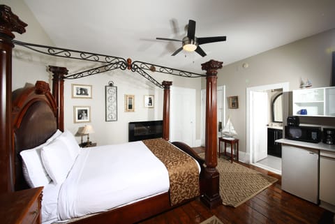 Sir J.A. Mcdonald Suite 6  | 1 bedroom, Egyptian cotton sheets, premium bedding, pillowtop beds