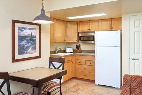 Standard Studio, Non Smoking, Microwave | Private kitchen | Fridge, microwave, stovetop, dishwasher