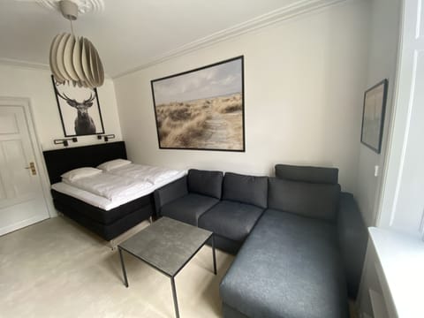 Suite, 2 Bedrooms | Living room | TV