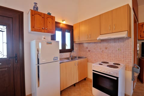 Studio (1st floor) | Private kitchen | Full-size fridge, oven, stovetop, espresso maker