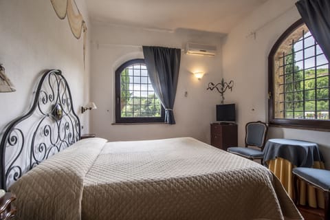 Standard Double Room | Minibar, desk, iron/ironing board, free WiFi