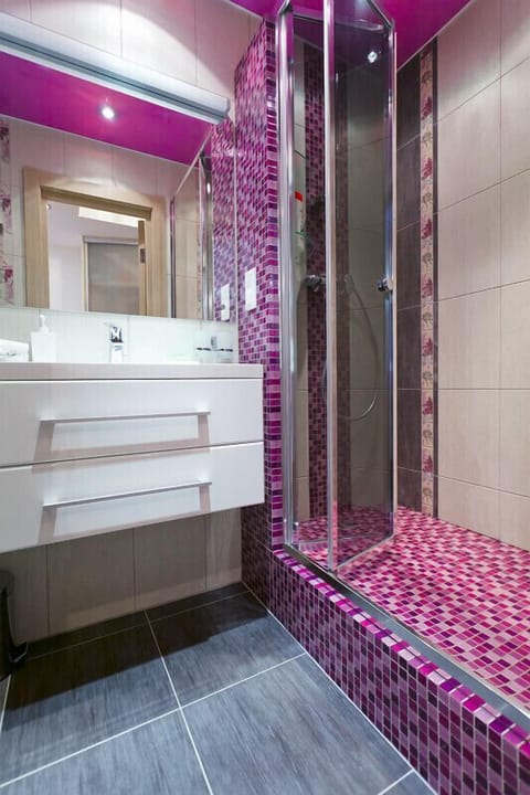 Deluxe Studio Suite | Bathroom | Shower, free toiletries, hair dryer, heated floors