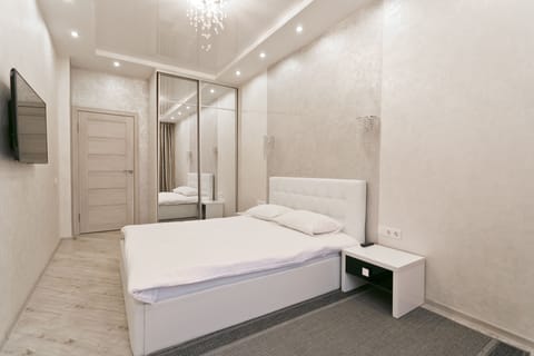 Deluxe Apartment (floor 4) | Hypo-allergenic bedding, in-room safe, individually decorated