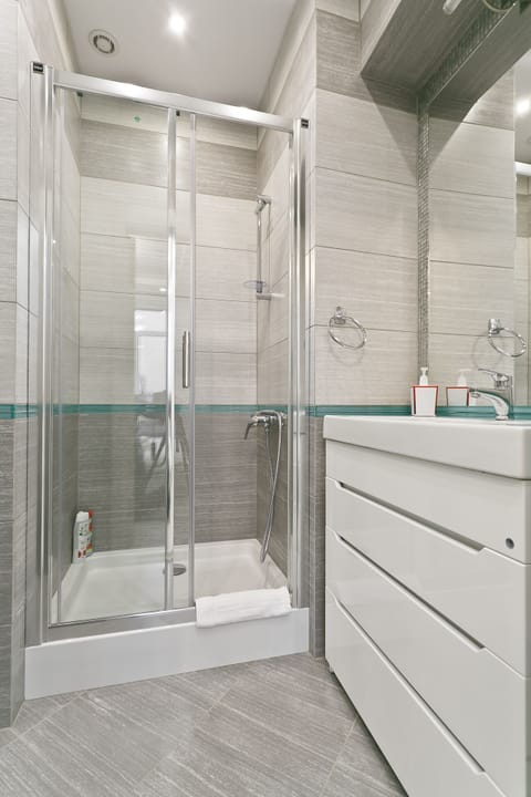 Deluxe Apartment (floor 4) | Bathroom shower