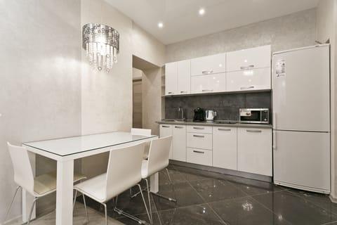 Deluxe Apartment (floor 4) | Private kitchen | Full-size fridge, microwave, stovetop, coffee/tea maker