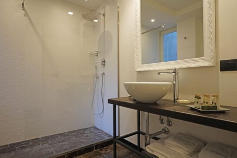 Junior Room (Barocco) | Bathroom | Shower, rainfall showerhead, free toiletries, hair dryer