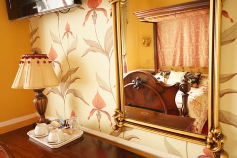 Deluxe Four Poster Double Room | 1 bedroom, individually decorated, individually furnished, desk