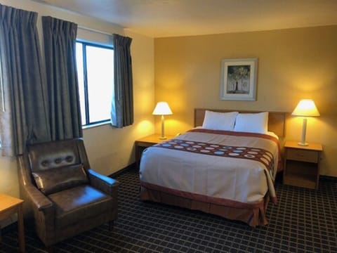 Suite, 1 Queen Bed | Desk, iron/ironing board, free WiFi, bed sheets