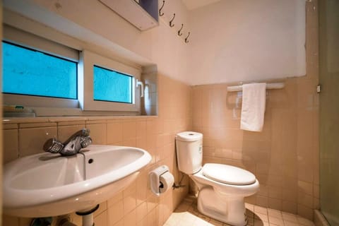 Deluxe Room, Sea View | Bathroom | Shower, free toiletries, towels, soap