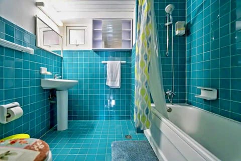 Deluxe Room, Sea View | Bathroom | Shower, free toiletries, towels, soap
