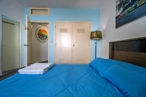 Deluxe Room, Sea View | Minibar, bed sheets