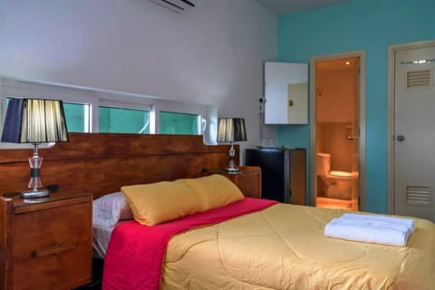 Deluxe Room, Sea View | Minibar, bed sheets