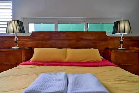 Deluxe Room, Sea View | Minibar, bed sheets