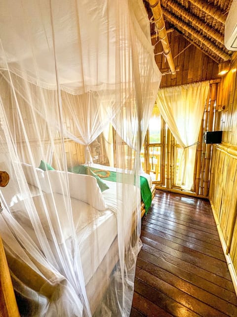 Panoramic Tree House | In-room safe, desk, laptop workspace, blackout drapes