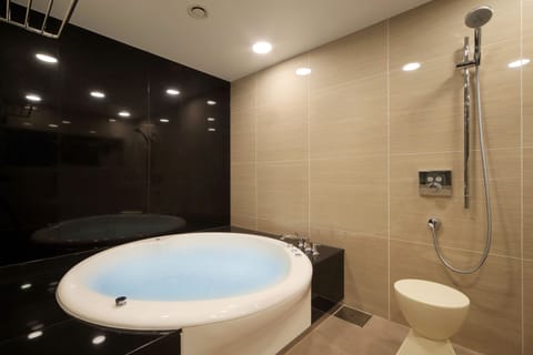 Royal Suite, Non Smoking (Main Building) | Bathroom | Combined shower/tub, free toiletries, hair dryer, slippers