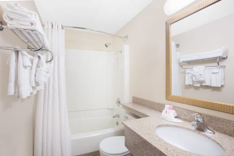 Combined shower/tub, free toiletries, towels