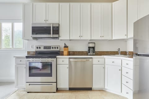 Full-size fridge, microwave, oven, stovetop