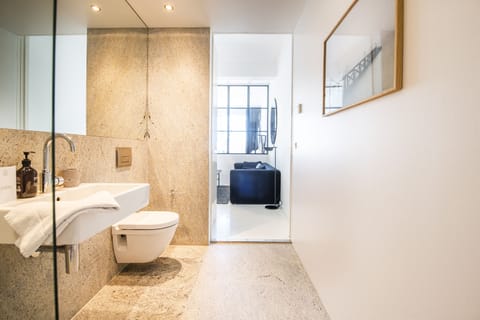 Atelier harbour view | Bathroom | Shower, hair dryer, towels, soap