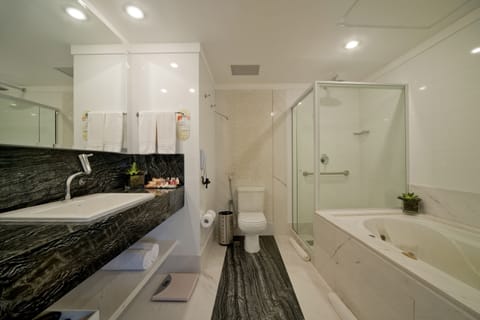 Business Suite | Jetted tub
