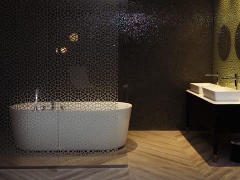 Couples treatment rooms, sauna, steam room, body treatments