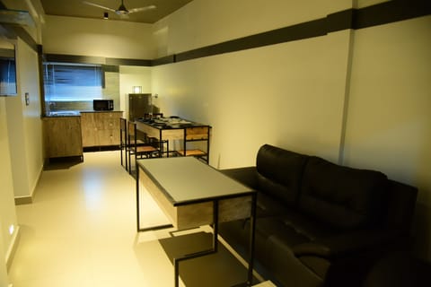 Suite Room | Living area | 32-inch flat-screen TV with satellite channels