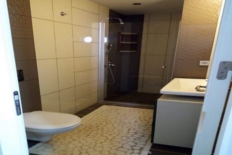 Villa, 3 Bedrooms | Bathroom | Separate tub and shower, hydromassage showerhead, towels