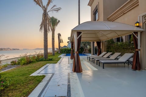 Seafront holiday villa with private pool and beach access in Palm Jumeirah Dubai