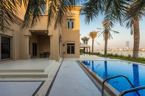 Seafront holiday villa with private pool and beach access in Palm Jumeirah Dubai