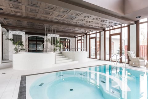 Indoor pool, sun loungers